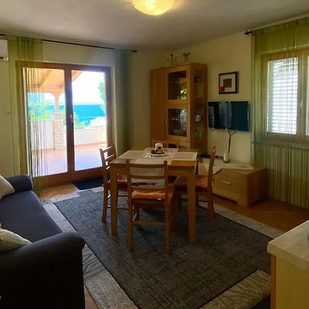 4mios アパート Ražanac